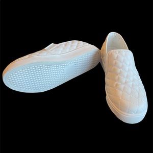 Soda quilted white tennis shoes, size 6, New